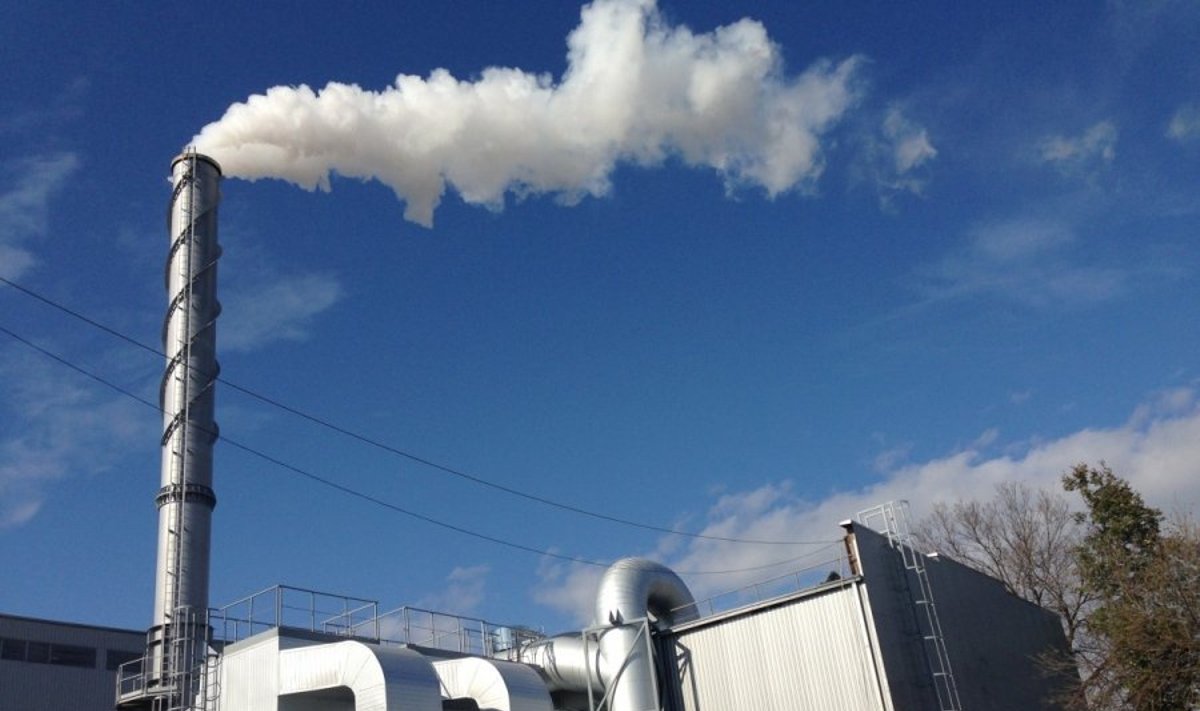 Biokuro jėgainė, kurios dūmai sklinda tiesiai į gyvenamųjų namų langus