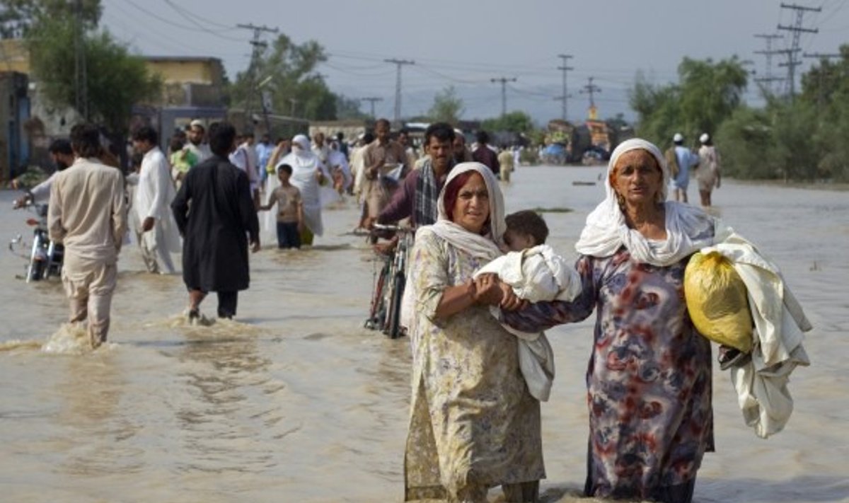 Pakistane žmonės traukiasi iš liūčių nusiaubtų regionų