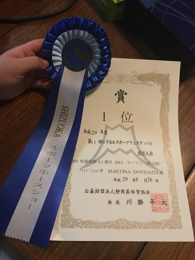 Martyna džiaugiasi paskutiniuoju savo laimėjimu – pirmąja vieta dailaus jojimo varžybose Japonijoje.
