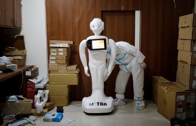 Indijoje kovoti su koronavirusu padeda robotai