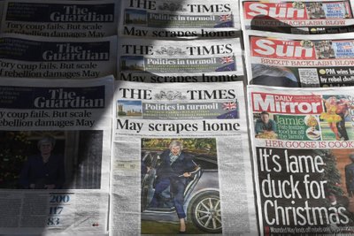 Britų spauda May laimėtą balsavimą laiko Pyro pergale 