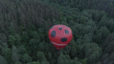 Išskirtiniai vaizdai: nufilmuotas oro baliono nusileidimas miško tankmėje