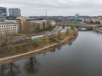 Tvarkomoje Neries krantinėje Vilniuje aptikta istorinė mūro siena. S. Žiūros nuotr.