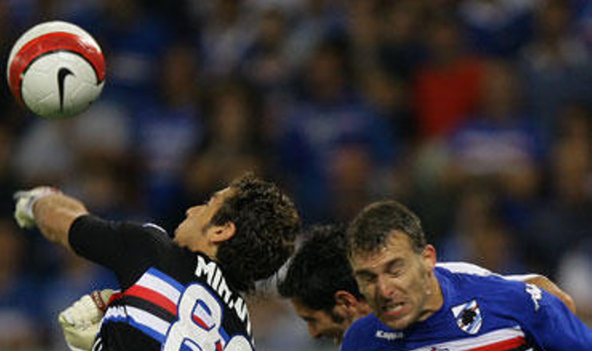 "Sampdoria" vartininkas Antonio Mirante Hugo ir gynėjas Armando Campagnaro kovoja dėl kamuolio   