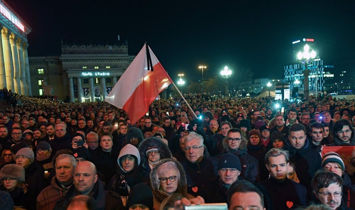 Lenkijoje tūkstančiai žmonių išėjo į gatves gedėti nužudyto Gdansko mero