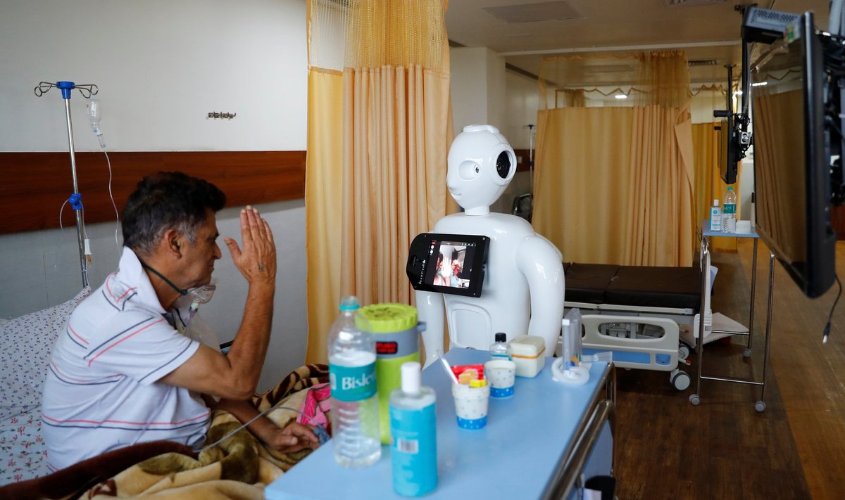 Indijoje kovoti su koronavirusu padeda robotai