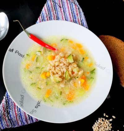 Šviežių agurkų sriuba su perlinėmis kruopomis