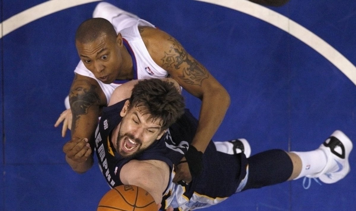 Marcas Gasolis ("Grizzlies") kovoja su  Caronu Butleriu ("Clippers") 