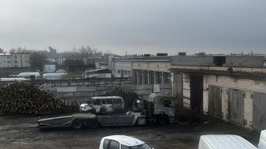 Kauno rajone degė automobiliniai nameliai ir dvi mašinos, žuvo žmogus