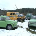 Kolekcininkas iš Baltarusijos savo kieme įrengė retro automobilių muziejų