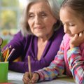 Nustokite graužtis, kad paliekate savo vaikus senelių priežiūrai: mokslininkai įrodė, kuo tai naudinga
