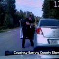 Vaizdo įraše užfiksuota, kaip moteris pervažiuoja policininkui per kojas