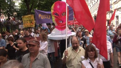 Kadras iš filmo "Pussy Riot: pasirodymas ir bausmė"