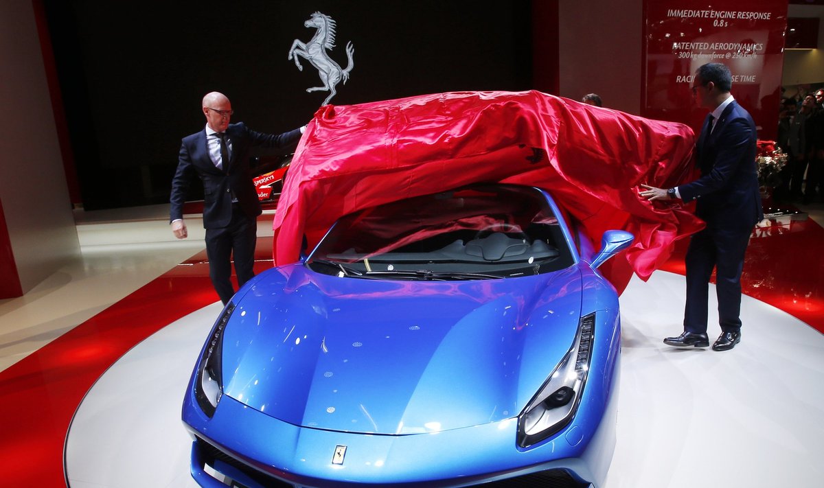 Frankfurto parodoje pristatomas "Ferrari 488 Spider"