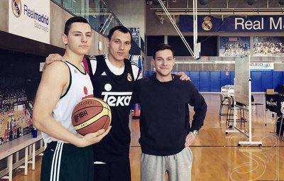Tomas Balčiūnas su treneriu Aurimu Jasilioniu ir Jonu Mačiuliu Madride (Sabonio krepšinio centro nuotr.)