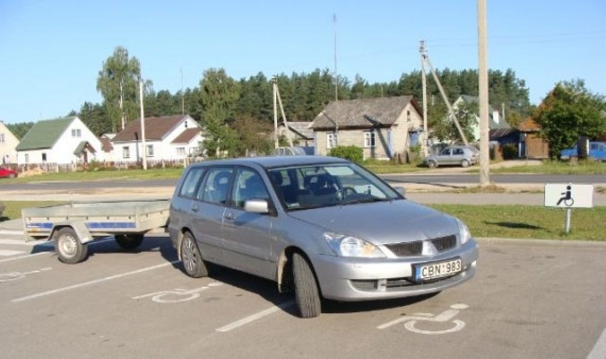 Automobilis užėmė 3 parkavimo vietas neįgaliesiems