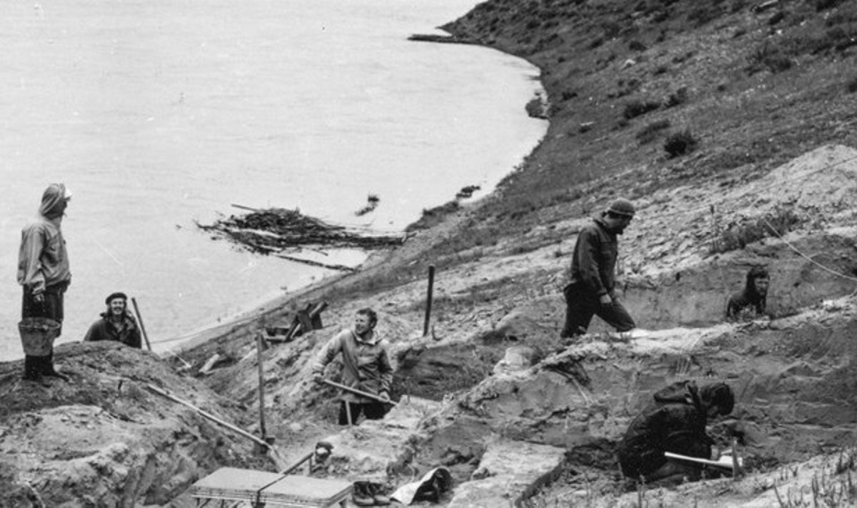 Rusų archeologai 1976 metais kasinėja Ust-Kyakhta-3 radimvietę Selengos upės krantuose