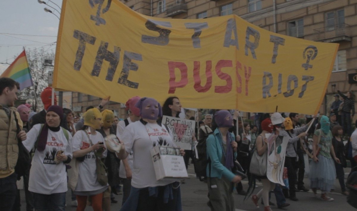 Kadras iš filmo "Pussy Riot: pasirodymas ir bausmė"