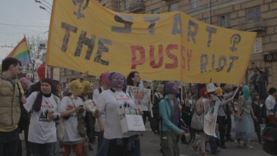 Kadras iš filmo "Pussy Riot: pasirodymas ir bausmė"
