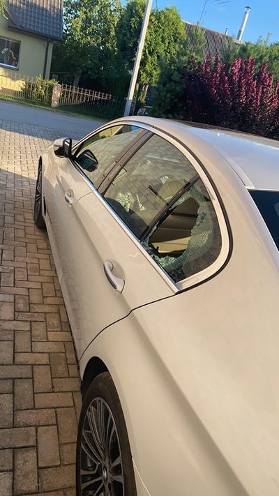 Išdaužtas Rolando Alijevo automobilio langas