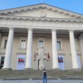 Ant Vilniaus rotušės laiptų išdygo milžiniškas Adomo Mickevičiaus paminklas
