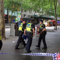 В Мельбурне преступник с ножом напал на прохожих. Перед этим он врезался на машине в торговый центр