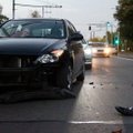Vilniuje „žalialapė“ sukėlė avariją: rėžėsi į automobilį, kuris nuo smūgio trenkėsi į vairavimo mokyklos automobilį