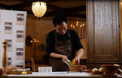 Azijos virtuvės šefas gamina cepelinus
