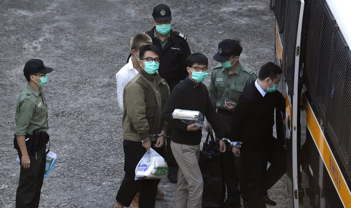 Joshua Wongas ir kiti sulaikyti Honkongo aktyvistai