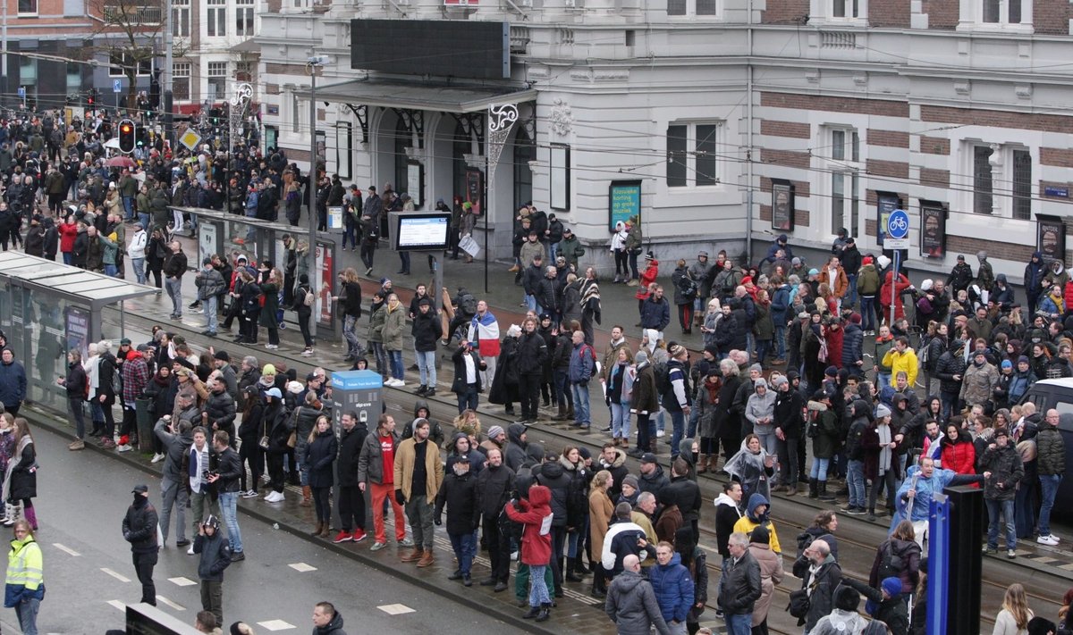 Amsterdame tūkstančiai žmonių rinkosi į protestą prieš karantino priemones