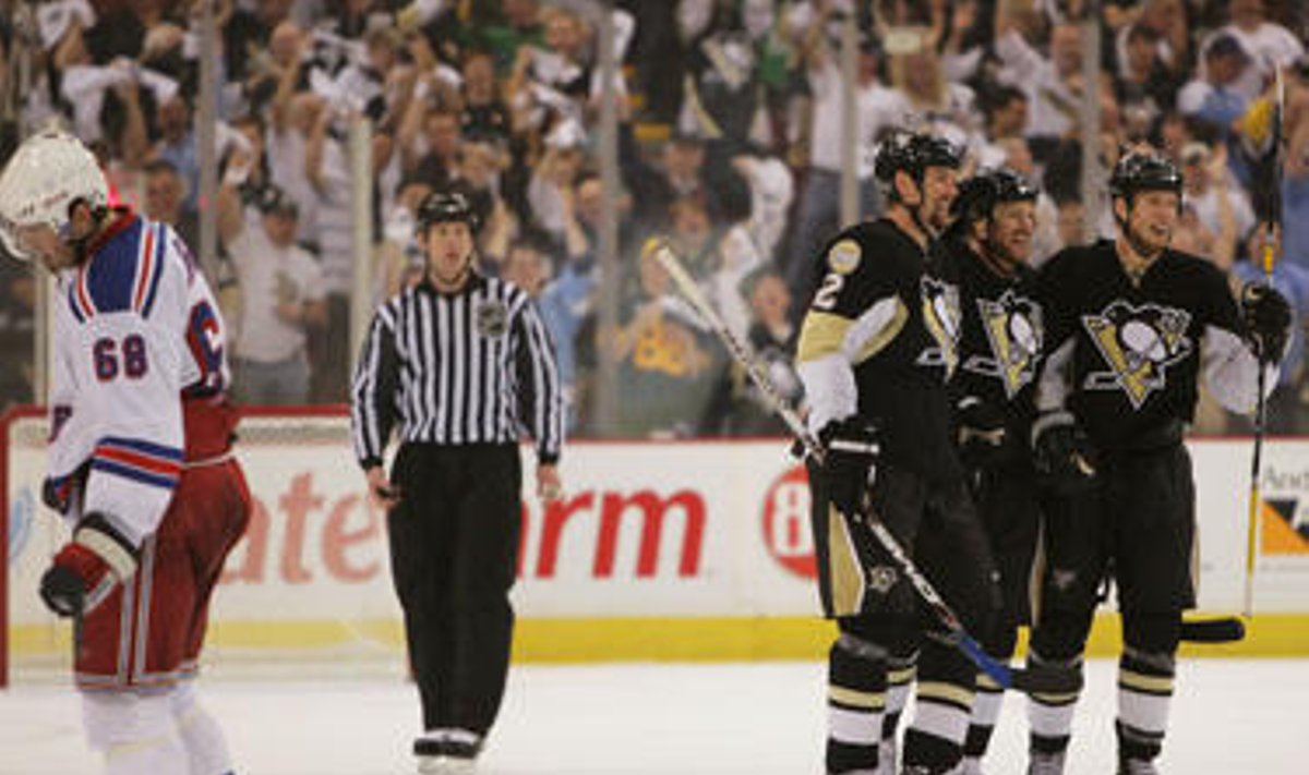 "Penguins" ledo ritulininkai švenčia pergalę prieš "Rangers"