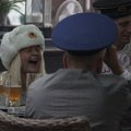 Užsieniečiai Vilniaus centre šventė užsimaukšlinę kepures su sovietine simbolika