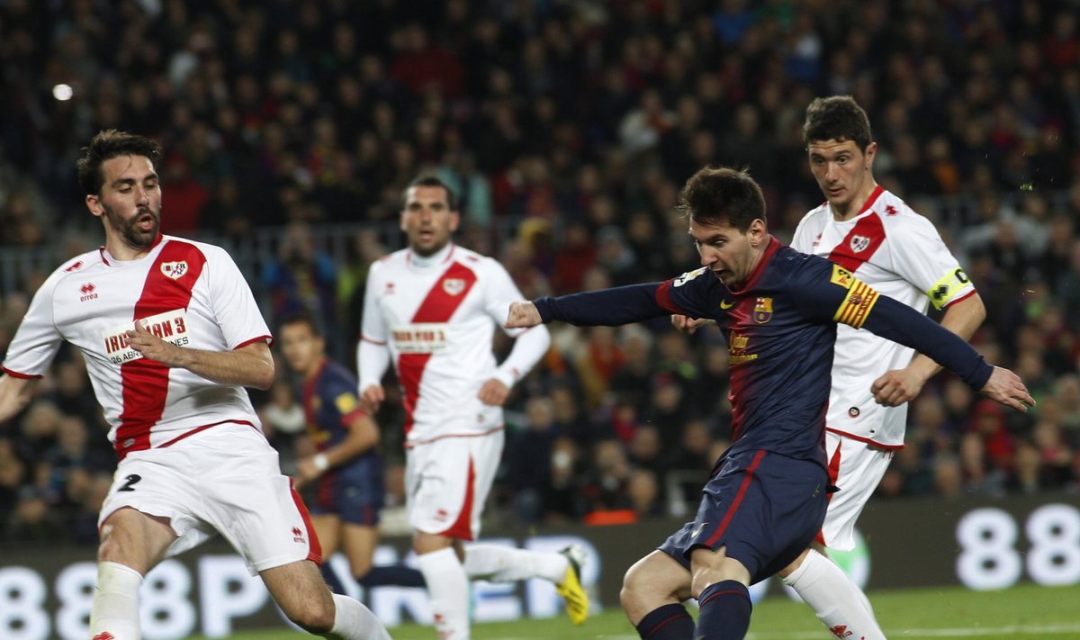Lionelis Messi varžovų apsuptyje