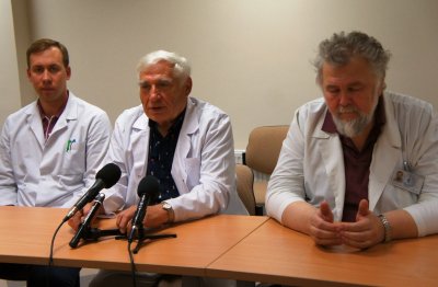 Anesteziologas-reanimatologas A. Bubliauskas (iš kairės), dermatovenerologas V. Vaitkevičius ir neurochirurgas A. Danelis spaudos konferencijoje ragina žmones per karščius būti budrius ir nežaloti sveikatos