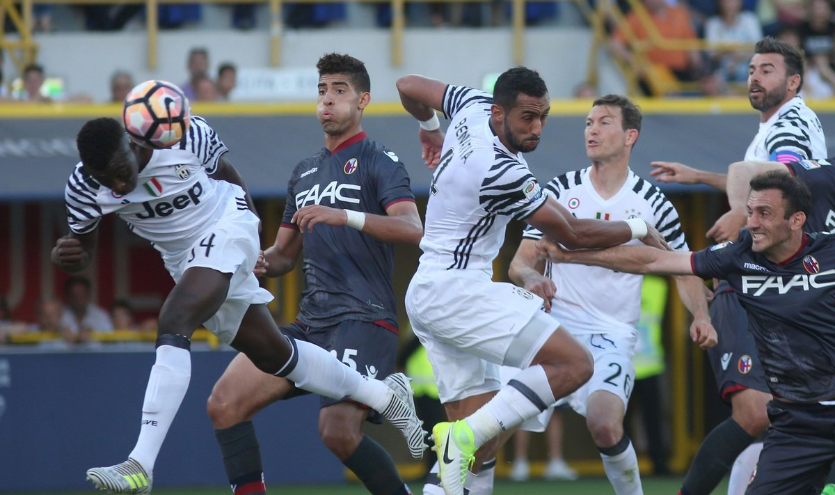 Turino „Juventus“ puolėjas Moise Keanas pelno pergalingą įvartį į „Bologna“ vartus 