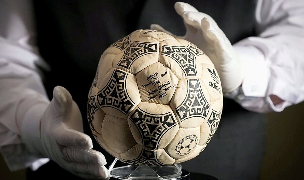 Aukcione parduotas kamuolys, kuriuo Maradona "Dievo ranka" įmušė legendinį įvartį