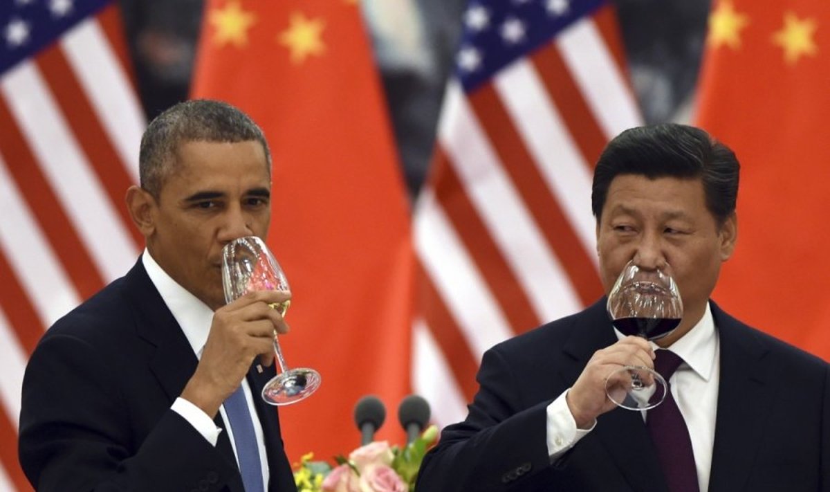 JAV prezidentas Barackas Obama ir Kinijos prezidentas Xi Jinpingas kelia tostą už susitarimą didžiojoje liaudies salėje Pekine 