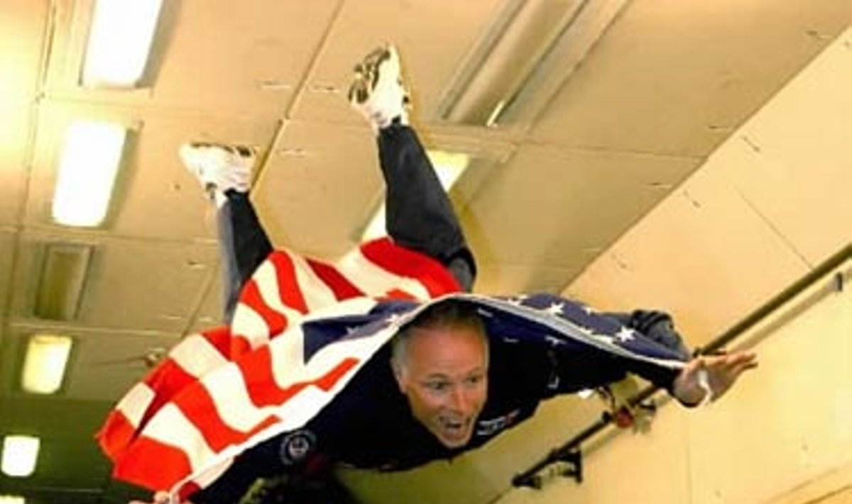 Amerikietis kosmoso turistas Gregory Olsenas treniruotės metu išbando "nesvarumo būklę". Vyras rengiasi kelionei į kosmosą Rusijoje, "Žvaigždžių mieste". 