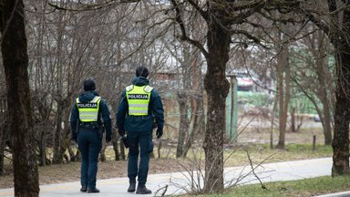 Parke Vilniuje sumuštas ir apiplėštas vyras – policija sučiupo įtariamąjį