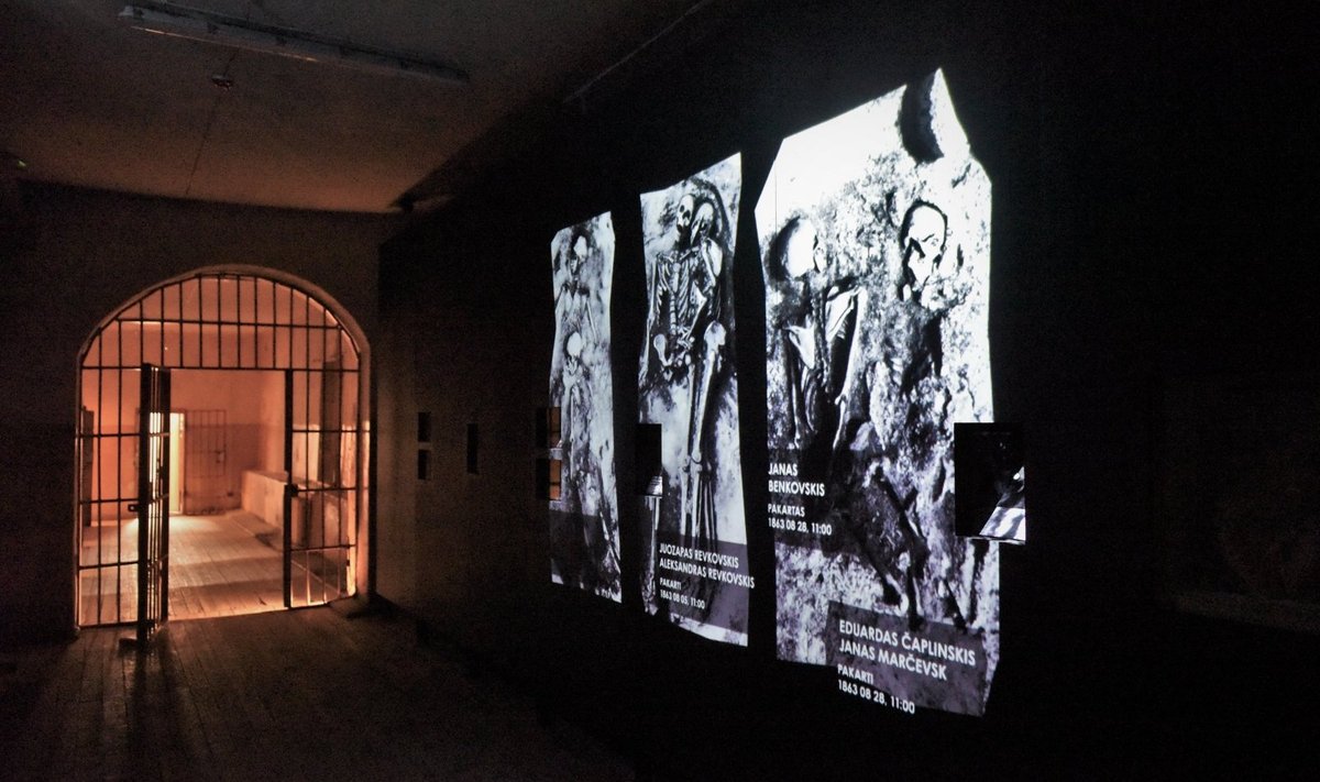 Video projekcija ant areštinės koridoriaus sienos parodoje "Pažadinti"