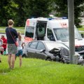 Vilniuje automobilis rėžėsi į ženklą, po to į stulpą, moters gyvybė užgeso ant medikų rankų