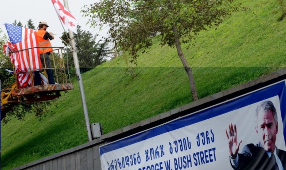 Tbilisis ruošiasi J.Bideno sutikimui, G.W.Busho vardu pavadintoje gatvėje kabinamos vėliavos.