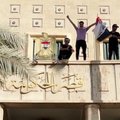 Sadro rėmėjai Irake plaukiojo Vyriausybės rūmų baseine