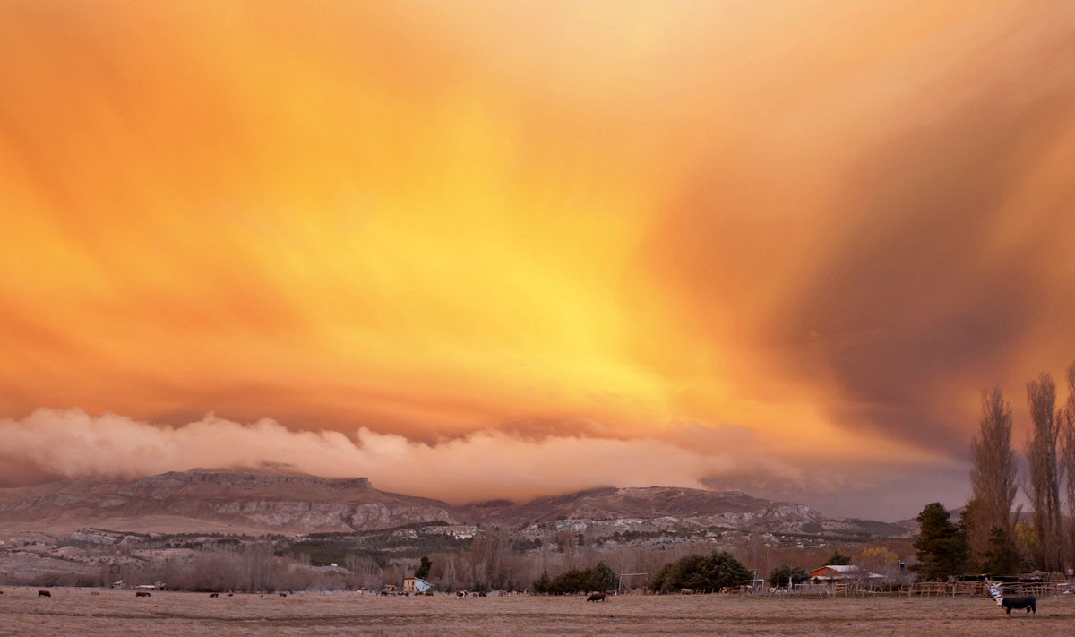 Ugnikalnis Čilėje tebespjaudo pelenus - sekmadienio nuotrauka.