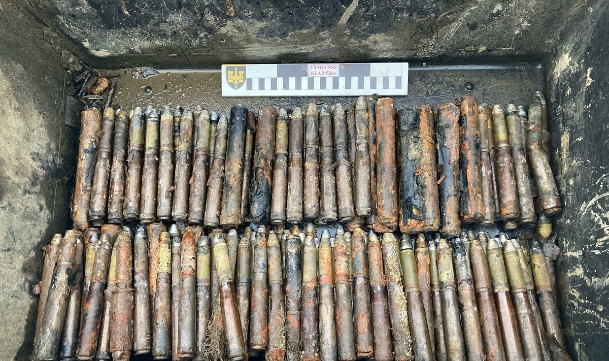 Prie rekonstruojamų Smiltynės perkėlos krantinių rastas gausus sprogmenų arsenalas