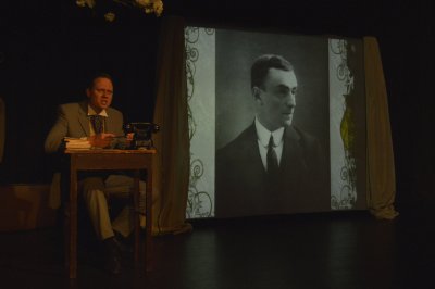 „Naujasis teatras“, dokumentinis spektaklis apie Oskarą Milašių „Kanarėlės pranašystė“, rež. Šviesa Šulc (Foto Balu Pratheep nuotr.)