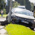 „Toyota“ skrydis Vilniuje – rėžėsi į du stulpus ir vieną jų nulaužė: vairuotojas pabėgo