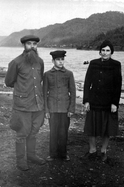 Bagdanavičių šeima tremtyje Sibire Irkutsko srityje prie Angaros upės, 1951 metai.