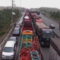Kinijos vairuotojai stypso 100 kilometrų kamštyje