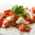 Pomidorai – sezono valgis: trys vasariški receptai su jais